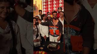 अभी अभी #Khesari Lal Yadav अपनी पूरी Team के साथ नई Movie के Set पे देखिए किनका जन्मदिन मनाए