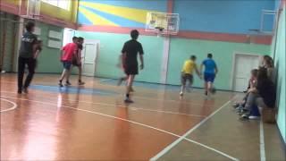 В школе: на физкультуре / The school: in gym class