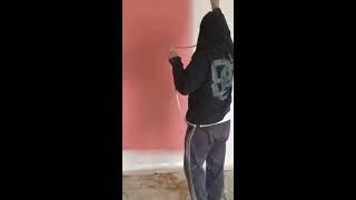 Spraying walls with an airless