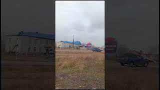 Сегодня в Табунском районе мощный ветр сорвали крышу с местного детского сада.