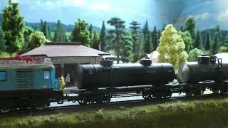 Modimio VL22 H0 locomotive with Jouef and Umbum tanker wagons