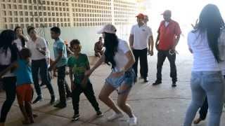 CHICAS DE LA AVANZADA BAILANDO CON LOS NIÑOS FULL HD