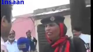 Funny pakistani lady police dharnae ka ilaaj