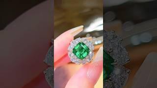 18K White Gold Vivid Green Emerald Cluster Ring #emeraldring #customjewelry #customdesign #ring