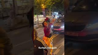 Kurban olayim çiçekçi kız romen