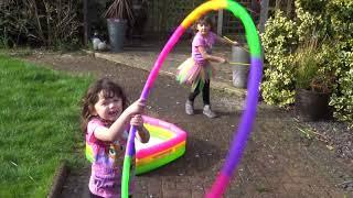 )Sophia, Isabella e Milena brincando no quintal e fazendo bolhas de sabão gigante