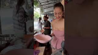 THAI GIRL VERY BIG Chicken Noodles Bangkok   #thailand #streetfood #bangkok