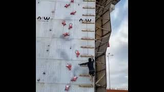 Using only one hand climb