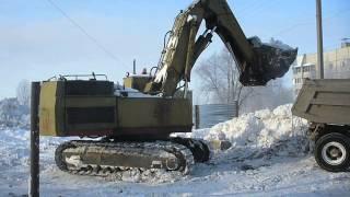 Old soviet excavator ЭО-5123 wit front shovel loadin" snow