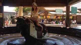 Port Aventura - Mechanical Bull / Девушка на механическом быке