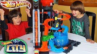 El COCODRILO DESTRUCTOR de HOT WHEELS CITY con Dani y Evan!! El CHALLENGE del COCODRILO!!