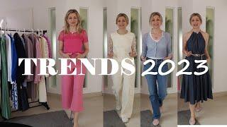 Fashion Trends 2023 Street Style Outfits Farben Taschen Denim Silber Transparente Stoffe Tipps Mode