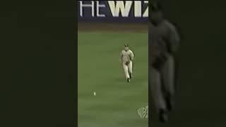 Mike Piazza hits a single in the bottom of the eighth inning #mets #mlb #mikepiazza #162