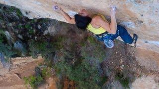 Nicolas Favresse Gets His Hands Dirty on Schittingbull - EpicTV Climbing Daily