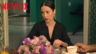 Julián saca a Paulina del chat grupal | La Casa de las Flores | Netflix