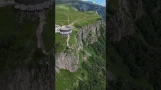 Арка Дружбы на Военно-Грузинской дороге между горнолыжным курортом Гудаури и Крестовым перевалом 