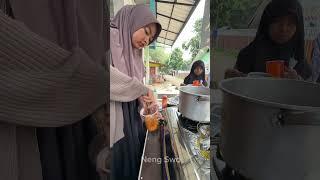 Ponakan kembar aku jajan mie toping sosis