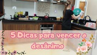 Dona de casa vencendo o desânimo e cuidando do lar com amor