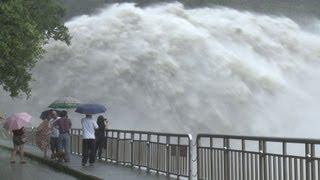 衝撃映像！台風通過後のダム放水