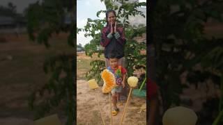 The boy and his mother ran to get delicious candy.#shortvideos #subscribe #shorts