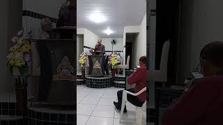 Pastor Presidente Reginaldo de Souza louvando a Deus com o hino: Maior que Deus não há ninguém.