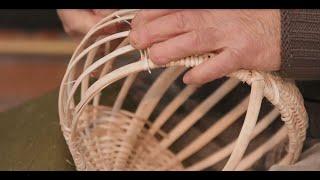 Cesteria in Val Colvera - Lavorazione di un cesto