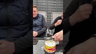 открывают Сюрстрёмминг Surströmming