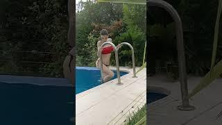 Girl in the pool dressed in a bikini. Девушка в бассейне одетая в бикини.