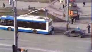 Автомобиль привязали к троллейбусу