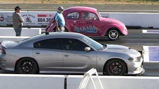 VW Beetle vs Hellcat Charger - 1/4 mile drag race