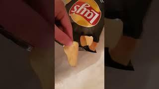 Пробую чипсы Lays ребрышки гриль