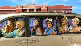 DISNEY PRINCESS CARPOOL RIDE. Tiana Turns into a Frog, with Elsa, Belle, Jasmine, Cinderella, Aurora