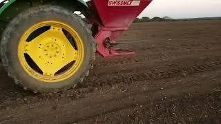 Aplicando fertilizante en campo