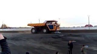 450 тонный БелАЗ против легковушки / 450 ton BelAZ vs Sedan