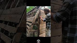 Using Old Pallets to Build Chicken Coop Doors #diypallets #palletprojects #palletwood