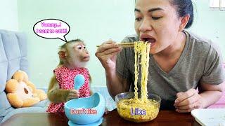 Monkey Lyly was curious and wanted to try her mother's food because it was so delicious.