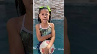 Niña malcriada no quiere salir de la piscina