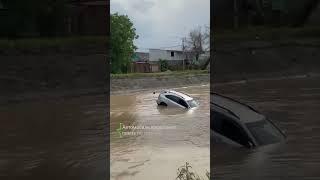 В Бишкеке внедорожник Lexus RX упал в БЧК