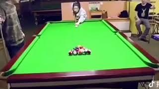 Bilardo ustası kız görenleri şaşkına çeviriyor