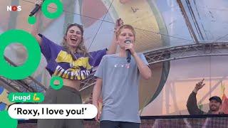 Stijn (11) zingt op het podium met Roxy Dekker