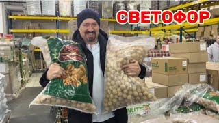 В магазине СВЕТОФОР Дешёвая Еда. Люди Раскупают Продукты