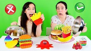 POP IT vs COMIDA DE VERDADE  Desafio Não Pegue o Prato Errado de Fidget Toys com ajuda do Polvino