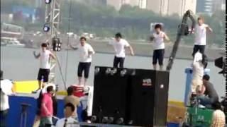 [FANCAM] 100602 Super Junior dancing to Miinah/BONAMANA & diving to a pool