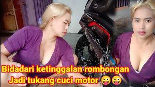 Bidadari cantik ketinggalan rombongan waktu naik ke kayangan sekarang malah jadi tukang cuci motor