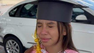 A menina estava esperando o pai no dia da formatura, mas ele preferiu ir com a outra família    