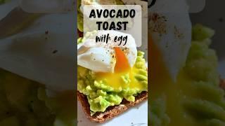 Avocado Egg Toast with a Spicy Sriracha Twist #avocadotoast #eggrecipes #healthyeats