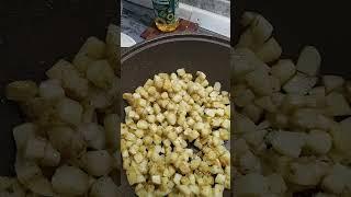 вкусная жаренная картошка. ты такое не пробовал. вау! 