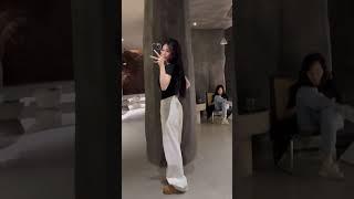 我只是一个爱穿白牛仔裤踩板鞋的女孩 怎么跟你收藏列表的黑丝高跟鞋比 你说是吧#牛仔裤