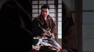 Be good and obey, or you will be like this cushion. "Zatoichi's Second Slash", 1965.乖乖听话，不然让你们像这垫子。