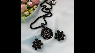 Комплект черные украшения ручной работы. Black jewelry set: Earrings necklace 